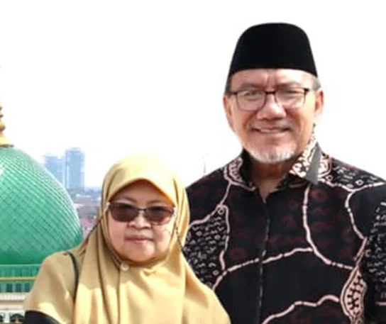 Foto Pembina Yayasan Dr. KH. Amang Syafrudin bersama Ketua Yayasan Hj. Suryantie